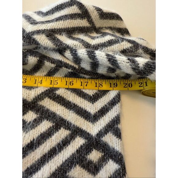 Frank Lyman White & Gray Super Soft Wide Collar Sweater Sz14 Romantic, Feminine - Picture 8 of 12